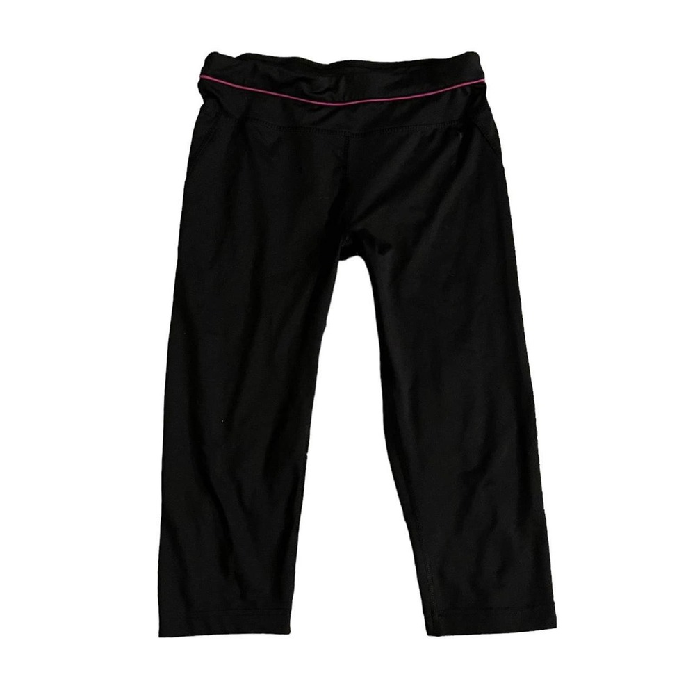 The black athletic capri pants